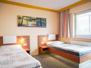 Postel nebo postele na pokoji v ubytování Zirben Diamant Rooms & Dogs