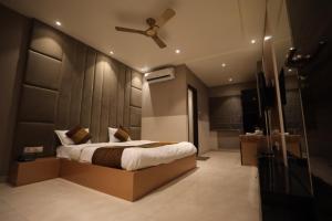 Juhi BariHotel Maya crystal的一间卧室，里面有一张床和一个吊扇