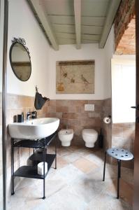 uma casa de banho com um lavatório, um WC e um espelho. em La Torre Bergamo House em Bérgamo