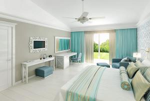 una camera d'albergo con un letto, una scrivania e un tavolo da lavoro di Horus Paradise Resort - Ultra All Inclusive a Side