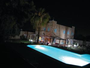 una piscina frente a un edificio por la noche en Gite Souss, en Oulad Teïma