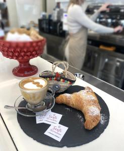 un plato con una taza de café y cruasanes en un mostrador en Soste Normanne, en Palermo