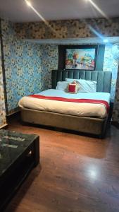 Una cama o camas en una habitación de Hotel rashik