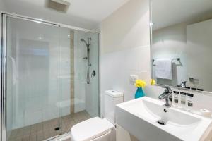 A bathroom at Oaks Ipswich Aspire Suites