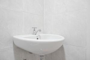 Koupelna v ubytování Comfort and Warm 2BR at Parkland Avenue Apartment By Travelio