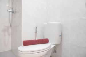 Koupelna v ubytování Comfort and Warm 2BR at Parkland Avenue Apartment By Travelio