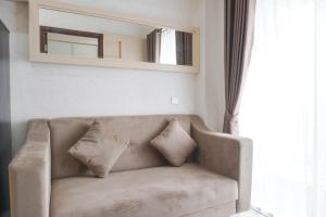 Posezení v ubytování Comfort and Warm 2BR at Parkland Avenue Apartment By Travelio