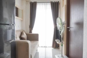 Posezení v ubytování Comfort and Warm 2BR at Parkland Avenue Apartment By Travelio