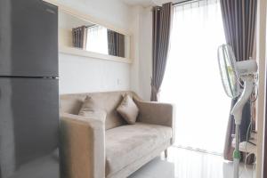 Posezení v ubytování Comfort and Warm 2BR at Parkland Avenue Apartment By Travelio