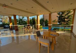 Bazén v ubytování Puerto Princesa Apartment with FREE Pool, Parking & Gym - B2 2Flourite nebo v jeho okolí