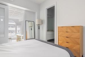 Postel nebo postele na pokoji v ubytování Blueground The Loop elevator nr Willis Tower CHI-1239