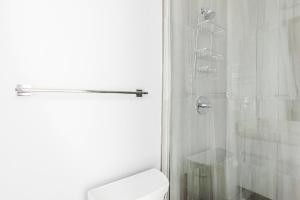 Koupelna v ubytování Blueground The Loop elevator nr Willis Tower CHI-1239 + 11 fotografií