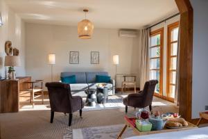 una sala de estar con un sofá y sillas en Villa Marco, en Canyelles