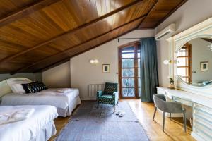 Un dormitorio con dos camas y un espejo. en Villa Marco, en Canyelles 67 fotos más
