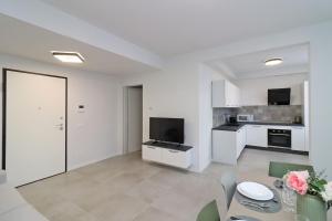 un soggiorno con tavolo e cucina di Benedetta suite in florence a Firenze