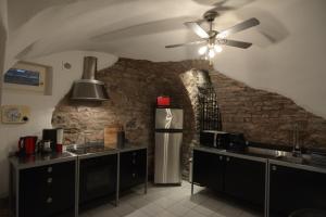 eine Küche mit einem Kühlschrank und einem Deckenventilator in der Unterkunft Feel at Home 2 in Heidelberg