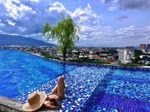 Kolam renang di atau dekat dengan Astra Sky River 宜居6人三卧两卫 无边泳池 热水浴缸 乳胶床垫