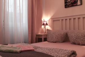 een slaapkamer met een bed met een raam en een lamp bij Feel at Home 2 in Heidelberg
