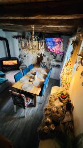 a dining room with a table and a chandelier at Kuća za odmor Čarolija in Jastrebarsko