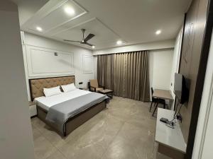 Adarsh Hotel房間的床