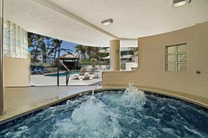 Bazén v ubytování Chateau Royale Beach Resort Maroochydore Sunshine Coast nebo v jeho okolí