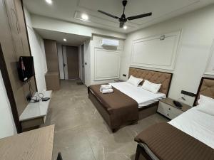 Adarsh Hotel電視和／或娛樂中心