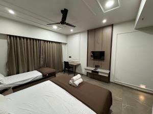 Adarsh Hotel房間的床