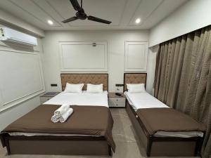 Adarsh Hotel房間的床