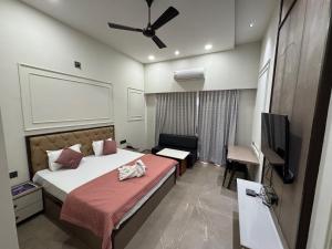 Adarsh Hotel電視和／或娛樂中心
