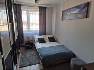 Ένα ή περισσότερα κρεβάτια σε δωμάτιο στο Apartament Łąkowa