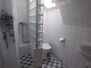 La petite salle de bains est pourvue de toilettes et d'un lavabo. dans l'établissement Vitaby Järnvägshotell, à Vitaby