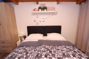 Postel nebo postele na pokoji v ubytování Apartment Tomi + 7 fotografií