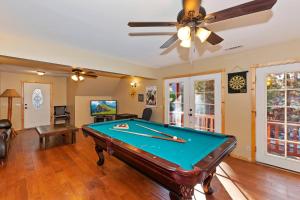 - Sala de estar con mesa de billar y ventilador de techo en Big 10 Luxury Cabin/Walk to Snow Summit- HotTub, en Big Bear Lake