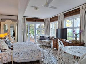 Et tv og/eller underholdning på Moonlit Tides Cottage