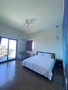 Giường trong phòng chung tại Across the Ocean B&B