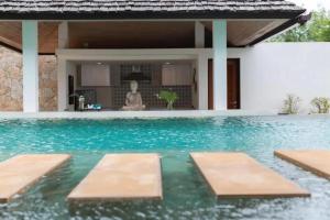 Bazén v ubytování Beachfront 5br Luxury Villa Sunsai Amazing Sunset nebo v jeho okolí + 42 fotografií