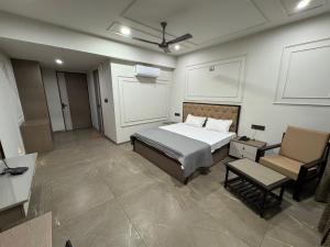 Adarsh Hotel房間的床