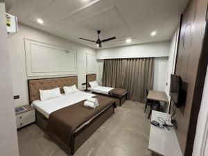 Adarsh Hotel房間的床