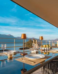 ein Tisch auf einem Balkon mit Blick auf das Meer in der Unterkunft Duplex Lakeside Penthouse in Porto Valtravaglia