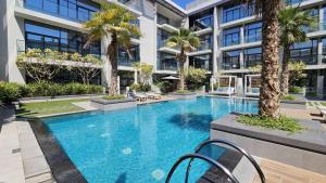 Gallery image of Modern Bali Vibes Studio with Pool and Palm Tree Views JVC in Dubai