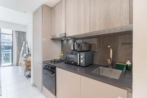 Gallery image of Modern Bali Vibes Studio with Pool and Palm Tree Views JVC in Dubai