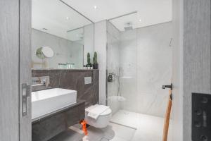 Gallery image of Modern Bali Vibes Studio with Pool and Palm Tree Views JVC in Dubai