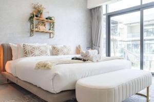 Gallery image of Modern Bali Vibes Studio with Pool and Palm Tree Views JVC in Dubai