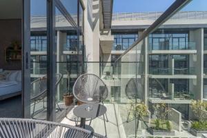 Gallery image of Modern Bali Vibes Studio with Pool and Palm Tree Views JVC in Dubai