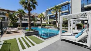 Gallery image of Modern Bali Vibes Studio with Pool and Palm Tree Views JVC in Dubai