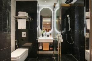 Ένα μπάνιο στο Aurora Oriental Hotel