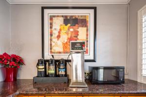 um balcão de cozinha com comodidades para preparar café e um micro-ondas em Americas Best Value Inn Richmond em Richmond