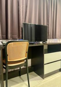 TV a/nebo společenská místnost v ubytování Sampheng Apartment