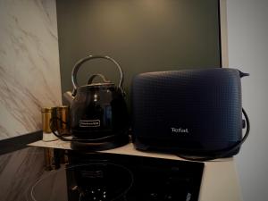 a tea kettle and a radio on a counter at Aqua Studio Craiova in Craiova