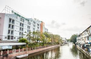 een rivier in een stad met gebouwen naast een kanaal bij Nouvo City Hotel in Bangkok